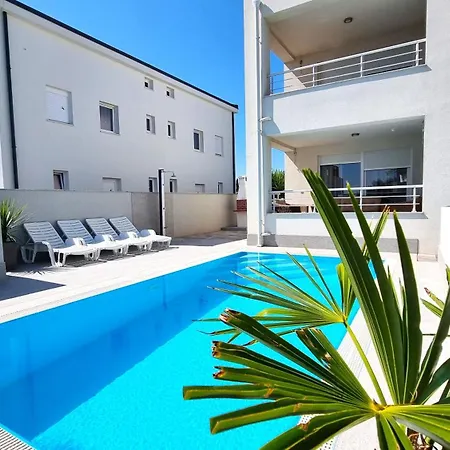 Erdgeschoss Mit Garten Und Pool