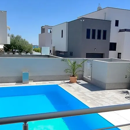 Erdgeschoss Mit Garten Und Pool *