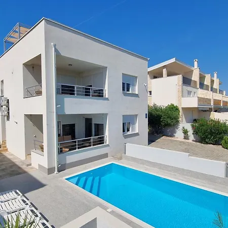 Erdgeschoss Mit Garten Und Pool Апартаменты