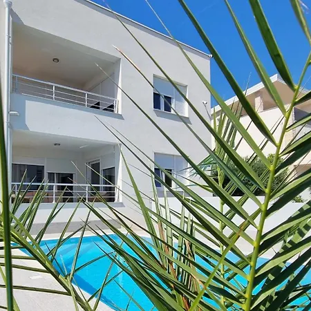 Erdgeschoss Mit Garten Und Pool Привлака