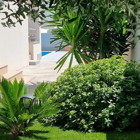 Erdgeschoss Mit Garten Und Pool *
