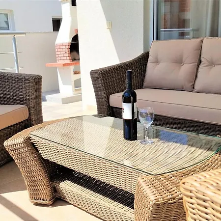 Erdgeschoss Mit Garten Und Pool Апартаменты Привлака