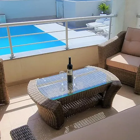 Erdgeschoss Mit Garten Und Pool